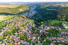 Vue aérienne de Le paysage de vallée entouré de montagnes en Weiden à le quartier Weiden in Dornhan dans le département Bade-Wurtemberg, Allemagne