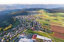Vue aérienne de Des zones forestières et des bois entourent la zone d'implantation du village à le quartier Dörfle in Aichhalden dans le département Bade-Wurtemberg, Allemagne