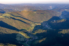 Vue aérienne de Paysage de la vallée de la Forêt-Noire entouré de montagnes dans le district de Kinzigtal à le quartier Halbmeil in Wolfach dans le département Bade-Wurtemberg, Allemagne