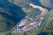 Vue aérienne de Zone industrielle et commerciale Vorlandstraße et Ferdinand-Reiß-Straße dans le Kinzigtal à Hausach dans le département Bade-Wurtemberg, Allemagne