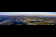 Vue aérienne de Panorama - Perspective du paysage de la vallée de la Kinzig entouré des montagnes de la Forêt-Noire à Steinach dans le département Bade-Wurtemberg, Allemagne