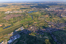 Vue aérienne de Vue de la vallée de la Kinzig depuis l'est à le quartier Fröschlach in Ortenberg dans le département Bade-Wurtemberg, Allemagne