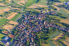 Vue aérienne de Vue de la ville depuis le sud avec l'église Saint-Laurent à le quartier Bohlsbach in Offenburg dans le département Bade-Wurtemberg, Allemagne