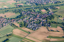 Vue aérienne de Les rives de la Kinzig en Bühl à le quartier Bühl in Offenburg dans le département Bade-Wurtemberg, Allemagne
