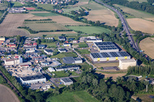 Vue aérienne de Zone industrielle de Ried à Herrlisheim dans le département Bas Rhin, France