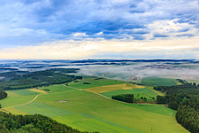 Vue aérienne de Venant du sud-est sous le brouillard à Neuhausen ob Eck dans le département Bade-Wurtemberg, Allemagne
