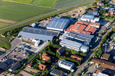 Vue aérienne de Zone commerciale et implantation d'entreprise à Im Gereut avec WWS Metall Formen GmbH et HGGS LaserCUT GmbH & Co. KG à Hatzenbühl dans le département Rhénanie-Palatinat, Allemagne
