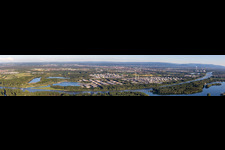 Vue aérienne de Panorama - Perspective des installations de raffinage et des systèmes de tuyauterie sur le site du producteur d'huile minérale Mineralölraffinerie Oberrhein à le quartier Knielingen in Karlsruhe dans le département Bade-Wurtemberg, Allemagne