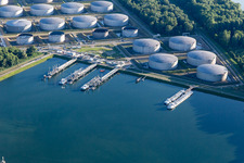 Vue aérienne de Port pétrolier à le quartier Knielingen in Karlsruhe dans le département Bade-Wurtemberg, Allemagne