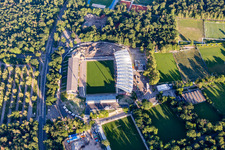 Vue aérienne de Chantier d'agrandissement et de reconstruction du terrain de sport du stade « Wildparkstadion » à le quartier Innenstadt-Ost in Karlsruhe dans le département Bade-Wurtemberg, Allemagne