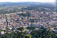 Vue aérienne de Zone urbaine avec périphérie et centre-ville à le quartier Innenstadt-Ost in Karlsruhe dans le département Bade-Wurtemberg, Allemagne