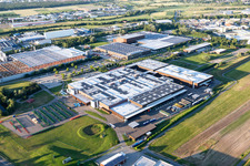 Vue aérienne de Usine de fabrication de véhicules de John Deere GmbH & Co. KG sur John-Deere-Straße dans le quartier d'Untergrombach à Bruchsal dans le département Bade-Wurtemberg, Allemagne