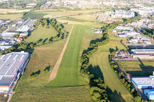 Vue aérienne de Piste avec zone de circulation de l'aéroport Bruchsal EDTC à Bruchsal dans le département Bade-Wurtemberg, Allemagne