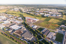 Vue aérienne de Zone industrielle à Mantel., Bauhaus à Bruchsal dans le département Bade-Wurtemberg, Allemagne