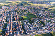 Vue aérienne de Quartier Karlsdorf in Karlsdorf-Neuthard dans le département Bade-Wurtemberg, Allemagne