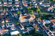 Vue aérienne de Église Saint-Jacques à Karlsdorf à le quartier Karlsdorf in Karlsdorf-Neuthard dans le département Bade-Wurtemberg, Allemagne