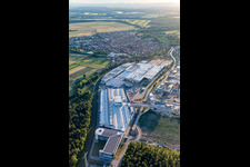 Vue aérienne de Bâtiments et halls de production dans les locaux de l'usine SEW-EURODRIVE GmbH & Co KG à le quartier Graben in Graben-Neudorf dans le département Bade-Wurtemberg, Allemagne