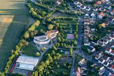 Vue aérienne de École Adolf Kussmaul à le quartier Graben in Graben-Neudorf dans le département Bade-Wurtemberg, Allemagne