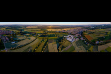 Vue aérienne de Panorama - perspective de la vue de la ville sur les rues et les maisons des quartiers résidentiels à le quartier Linkenheim in Linkenheim-Hochstetten dans le département Bade-Wurtemberg, Allemagne