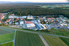 Vue aérienne de Zone commerciale et implantation d'entreprise à Im Gereut avec WWS Metall Formen GmbH et HGGS LaserCUT GmbH & Co. KG à Hatzenbühl dans le département Rhénanie-Palatinat, Allemagne