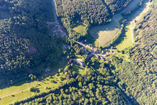 Vue aérienne de Château de Jaegerthal à Niederbronn-les-Bains dans le département Bas Rhin, France