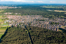 Vue aérienne de Schweighouse-sur-Moder dans le département Bas Rhin, France