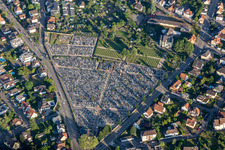 Vue aérienne de Cimetière Cimetière Saint-Georges à Haguenau à le quartier Bildstoeckel Est in Hagenau dans le département Bas Rhin, France