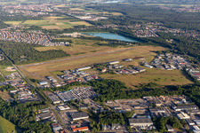 Vue aérienne de Aérodrome à le quartier Zone Activite Aerodrome in Hagenau dans le département Bas Rhin, France