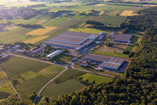 Vue aérienne de Locaux de l'usine de fabrication de véhicules Daimler AG à Hatten dans le département Bas Rhin, France