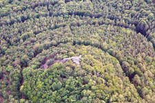 Vue oblique de Tour Hohenberg à Birkweiler dans le département Rhénanie-Palatinat, Allemagne