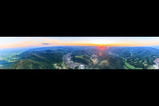 Vue aérienne de Panorama de la forêt du Palatinat : vallées de Queich, d'Eusser et de Dernbach à le quartier Queichhambach in Annweiler am Trifels dans le département Rhénanie-Palatinat, Allemagne