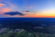 Vue aérienne de Coucher de soleil à la lisière des monts Haardt, dans la forêt du Palatinat à Klingenmünster dans le département Rhénanie-Palatinat, Allemagne
