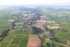 Quartier Billigheim in Billigheim-Ingenheim dans le département Rhénanie-Palatinat, Allemagne du point de vue du drone