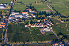 Vue aérienne de Quartier Bordmühle avec Autohaus Schreieck GmbH et Richard Gerlinger GmbH & Co. KG à Kirrweiler dans le département Rhénanie-Palatinat, Allemagne