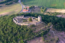 Ruines et vestiges des murs de l'ancien château et forteresse de Mühlburg à le quartier Mühlberg in Drei Gleichen dans le département Thuringe, Allemagne d'en haut