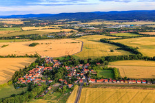 Vue aérienne de Vue du village depuis le nord à le quartier Petriroda in Georgenthal dans le département Thuringe, Allemagne