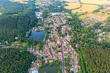 Vue aérienne de Vue de la ville depuis le sud-ouest avec Hammerteich à Georgenthal dans le département Thuringe, Allemagne