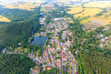 Vue aérienne de Vue de la ville depuis le sud-ouest avec Hammerteich à Georgenthal dans le département Thuringe, Allemagne