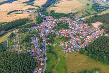 Vue aérienne de Vue de la ville depuis l'ouest à le quartier Frankenhain in Geratal dans le département Thuringe, Allemagne