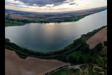Vue aérienne de Lac Unteruckersee à le quartier Seelübbe in Prenzlau dans le département Brandebourg, Allemagne