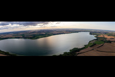 Vue aérienne de Panorama de l'Unteruckersee à le quartier Seelübbe in Prenzlau dans le département Brandebourg, Allemagne