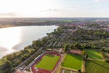 Vue aérienne de Uckerstadion sur l'Uckersee à Prenzlau dans le département Brandebourg, Allemagne