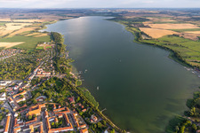 Vue aérienne de Unteruckersee vu du nord avec promenade et scène en plein air Prenzlau dans le parc du lac Prenzlau à Prenzlau dans le département Brandebourg, Allemagne