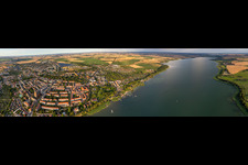 Vue aérienne de Perspective panoramique des zones riveraines de la station balnéaire Prenzlau sur l'Unteruckersee à Prenzlau dans le département Brandebourg, Allemagne
