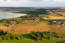 Vue aérienne de Vue du village depuis le nord à Unteruckersee à le quartier Zollchow in Nordwestuckermark dans le département Brandebourg, Allemagne