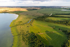 Vue aérienne de Canal d'Ucker entre le lac Uckersee supérieur et inférieur à le quartier Zollchow in Nordwestuckermark dans le département Brandebourg, Allemagne