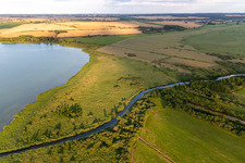 Vue aérienne de Canal d'Ucker entre le lac Uckersee supérieur et inférieur à le quartier Seelübbe in Prenzlau dans le département Brandebourg, Allemagne
