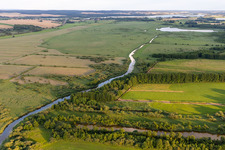 Vue aérienne de Parcours du canal et zones riveraines du canal entre Ober- et Unteruckersee en Seelübbe à le quartier Seelübbe in Prenzlau dans le département Brandebourg, Allemagne