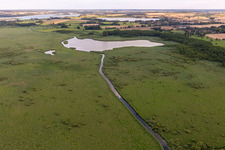 Vue aérienne de Möllensee sur le canal d'Ucker à le quartier Potzlow in Oberuckersee dans le département Brandebourg, Allemagne