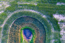 Vue aérienne de Zones riveraines d'un lac de glace morte sur un champ de maïs à le quartier Flieth in Flieth-Stegelitz dans le département Brandebourg, Allemagne